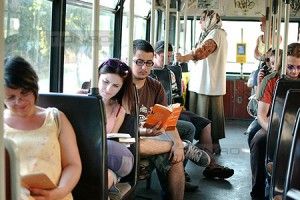 lectură în tramvaie